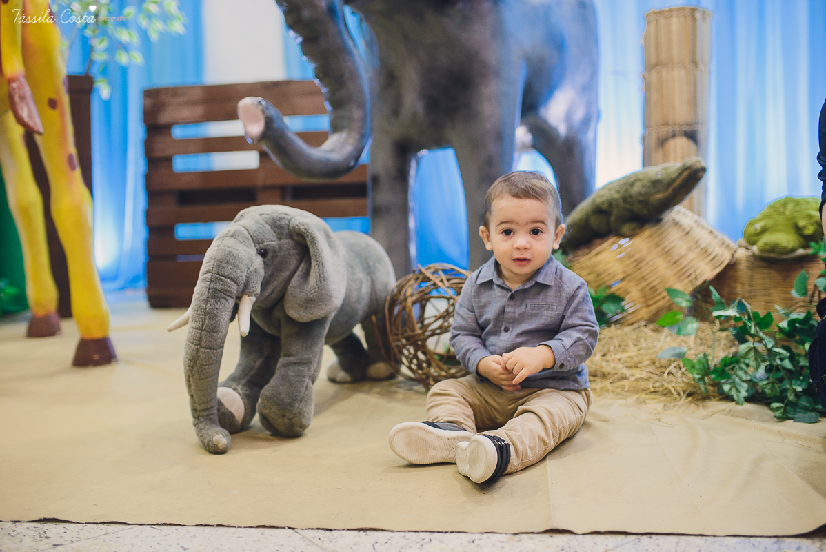 festa linda para o otávio, que completou 1 ano de vida, e comemorou com amigos e familiares no cerimonial infantil em jardim da penha, pirlim pim lim, fotografia de tássila costa fotografia, festa de menino com o tema safari, festa dos sonho