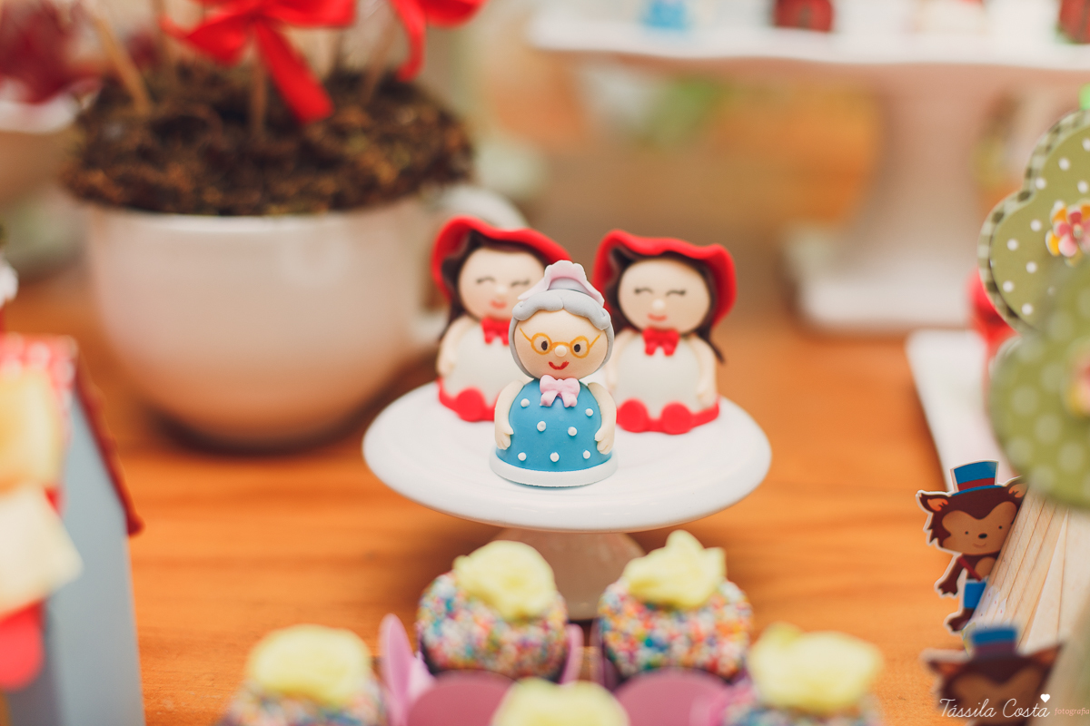 aniversário de menina, no tema chapeuzinho vermelho, festa de 1 ano no cerimonial Tironi Bambini, Vitória ES, Tássila Costa fotografia, fotógrafo de festa infantil em Vitória ES, fotos lindas de aniversário, álbum de aniversário infantil