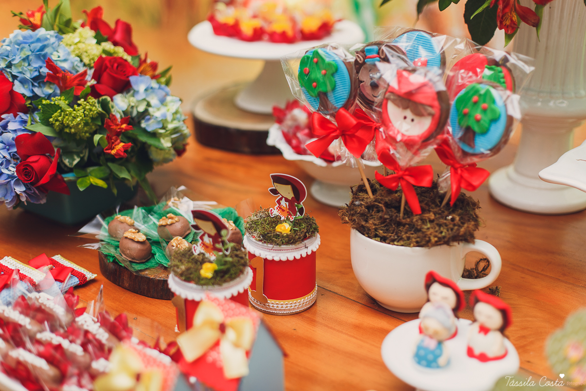 aniversário de menina, no tema chapeuzinho vermelho, festa de 1 ano no cerimonial Tironi Bambini, Vitória ES, Tássila Costa fotografia, fotógrafo de festa infantil em Vitória ES, fotos lindas de aniversário, álbum de aniversário infantil