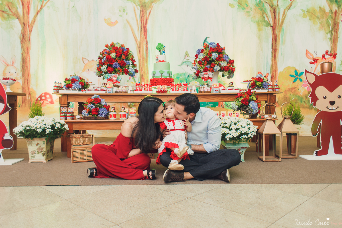 aniversário de menina, no tema chapeuzinho vermelho, festa de 1 ano no cerimonial Tironi Bambini, Vitória ES, Tássila Costa fotografia, fotógrafo de festa infantil em Vitória ES, fotos lindas de aniversário, álbum de aniversário infantil