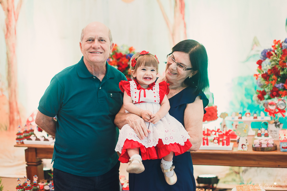 aniversário de menina, no tema chapeuzinho vermelho, festa de 1 ano no cerimonial Tironi Bambini, Vitória ES, Tássila Costa fotografia, fotógrafo de festa infantil em Vitória ES, fotos lindas de aniversário, álbum de aniversário infantil