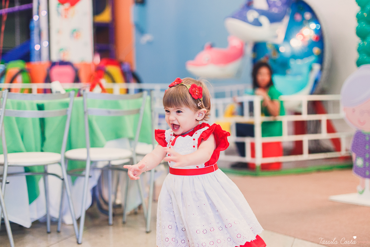aniversário de menina, no tema chapeuzinho vermelho, festa de 1 ano no cerimonial Tironi Bambini, Vitória ES, Tássila Costa fotografia, fotógrafo de festa infantil em Vitória ES, fotos lindas de aniversário, álbum de aniversário infantil