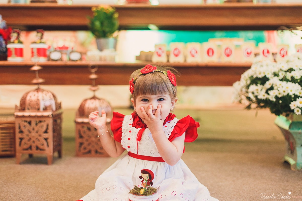 aniversário de menina, no tema chapeuzinho vermelho, festa de 1 ano no cerimonial Tironi Bambini, Vitória ES, Tássila Costa fotografia, fotógrafo de festa infantil em Vitória ES, fotos lindas de aniversário, álbum de aniversário infantil