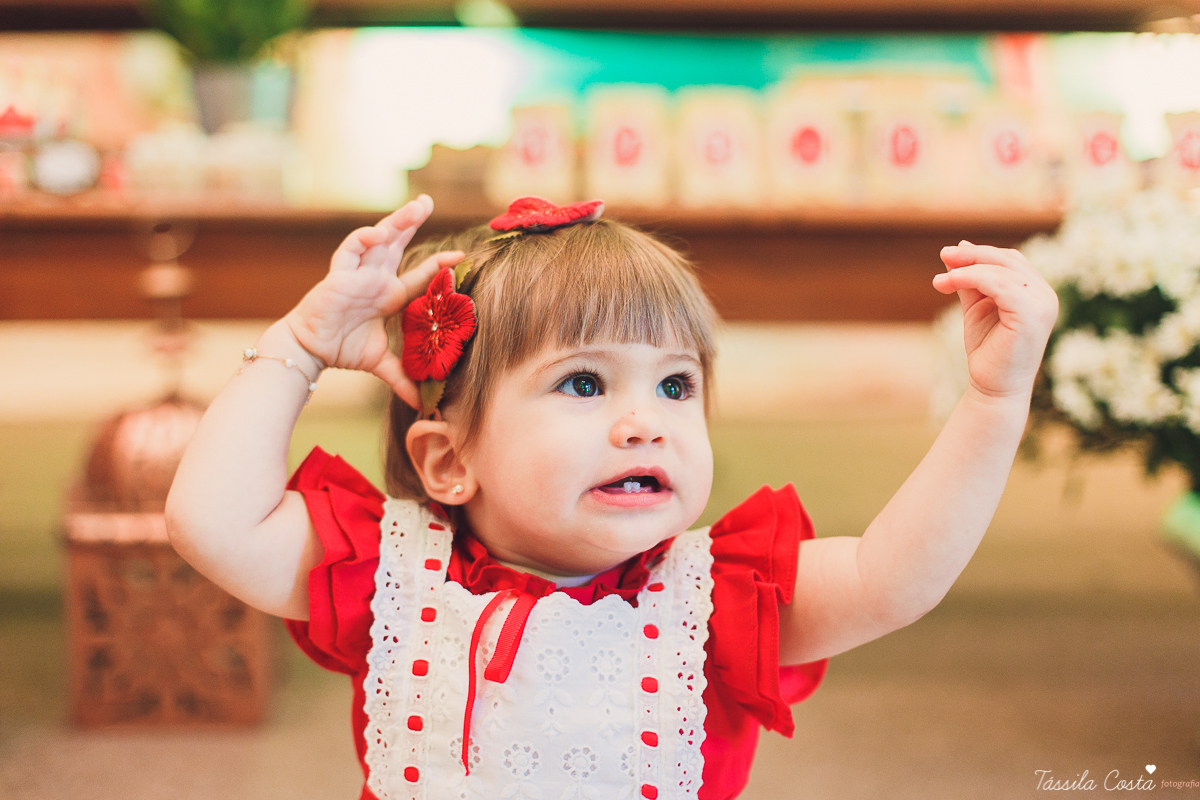 aniversário de menina, no tema chapeuzinho vermelho, festa de 1 ano no cerimonial Tironi Bambini, Vitória ES, Tássila Costa fotografia, fotógrafo de festa infantil em Vitória ES, fotos lindas de aniversário, álbum de aniversário infantil