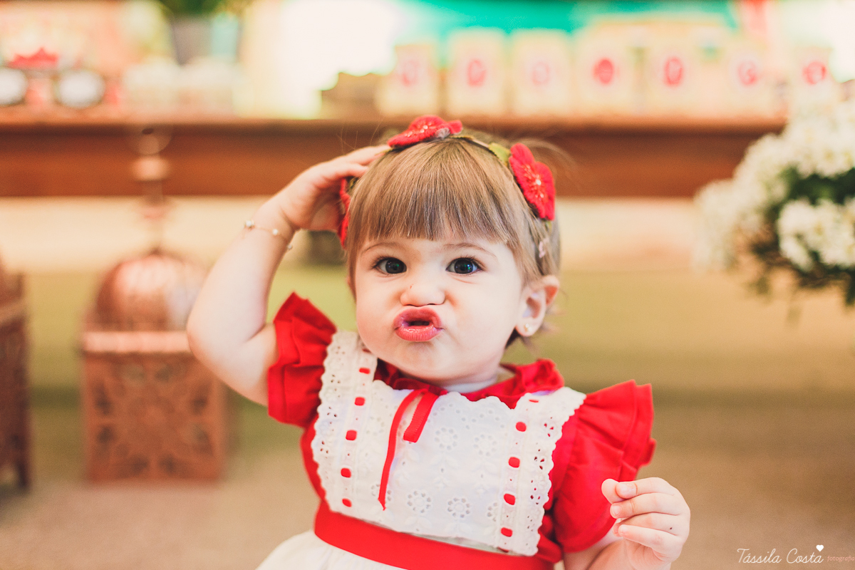 aniversário de menina, no tema chapeuzinho vermelho, festa de 1 ano no cerimonial Tironi Bambini, Vitória ES, Tássila Costa fotografia, fotógrafo de festa infantil em Vitória ES, fotos lindas de aniversário, álbum de aniversário infantil