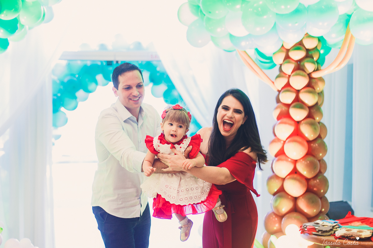 aniversário de menina, no tema chapeuzinho vermelho, festa de 1 ano no cerimonial Tironi Bambini, Vitória ES, Tássila Costa fotografia, fotógrafo de festa infantil em Vitória ES, fotos lindas de aniversário, álbum de aniversário infantil