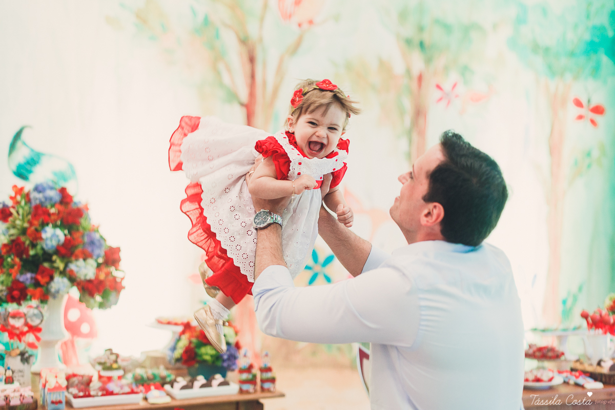 aniversário de menina, no tema chapeuzinho vermelho, festa de 1 ano no cerimonial Tironi Bambini, Vitória ES, Tássila Costa fotografia, fotógrafo de festa infantil em Vitória ES, fotos lindas de aniversário, álbum de aniversário infantil