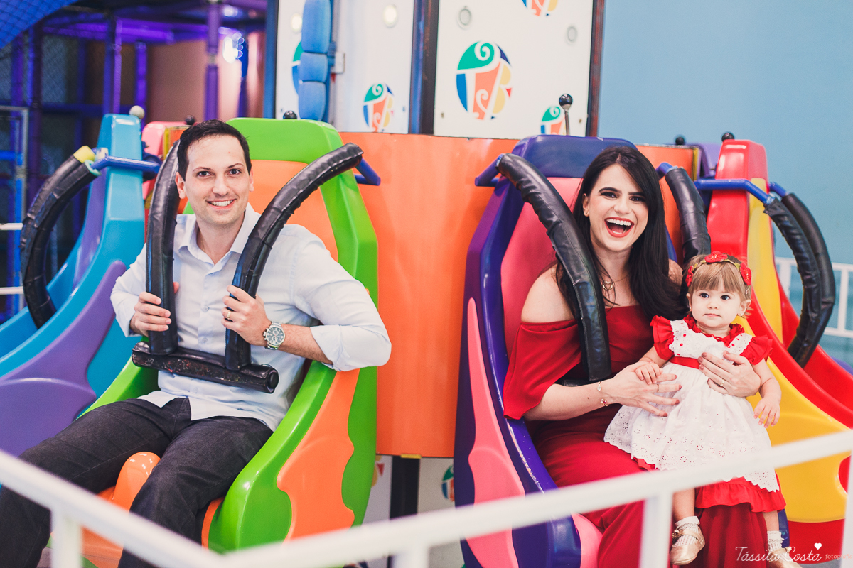 aniversário de menina, no tema chapeuzinho vermelho, festa de 1 ano no cerimonial Tironi Bambini, Vitória ES, Tássila Costa fotografia, fotógrafo de festa infantil em Vitória ES, fotos lindas de aniversário, álbum de aniversário infantil