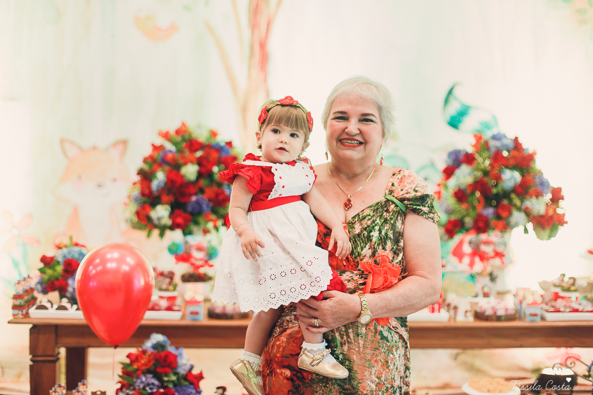 aniversário de menina, no tema chapeuzinho vermelho, festa de 1 ano no cerimonial Tironi Bambini, Vitória ES, Tássila Costa fotografia, fotógrafo de festa infantil em Vitória ES, fotos lindas de aniversário, álbum de aniversário infantil