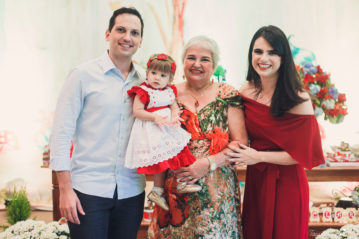 aniversário de menina, no tema chapeuzinho vermelho, festa de 1 ano no cerimonial Tironi Bambini, Vitória ES, Tássila Costa fotografia, fotógrafo de festa infantil em Vitória ES, fotos lindas de aniversário, álbum de aniversário infantil