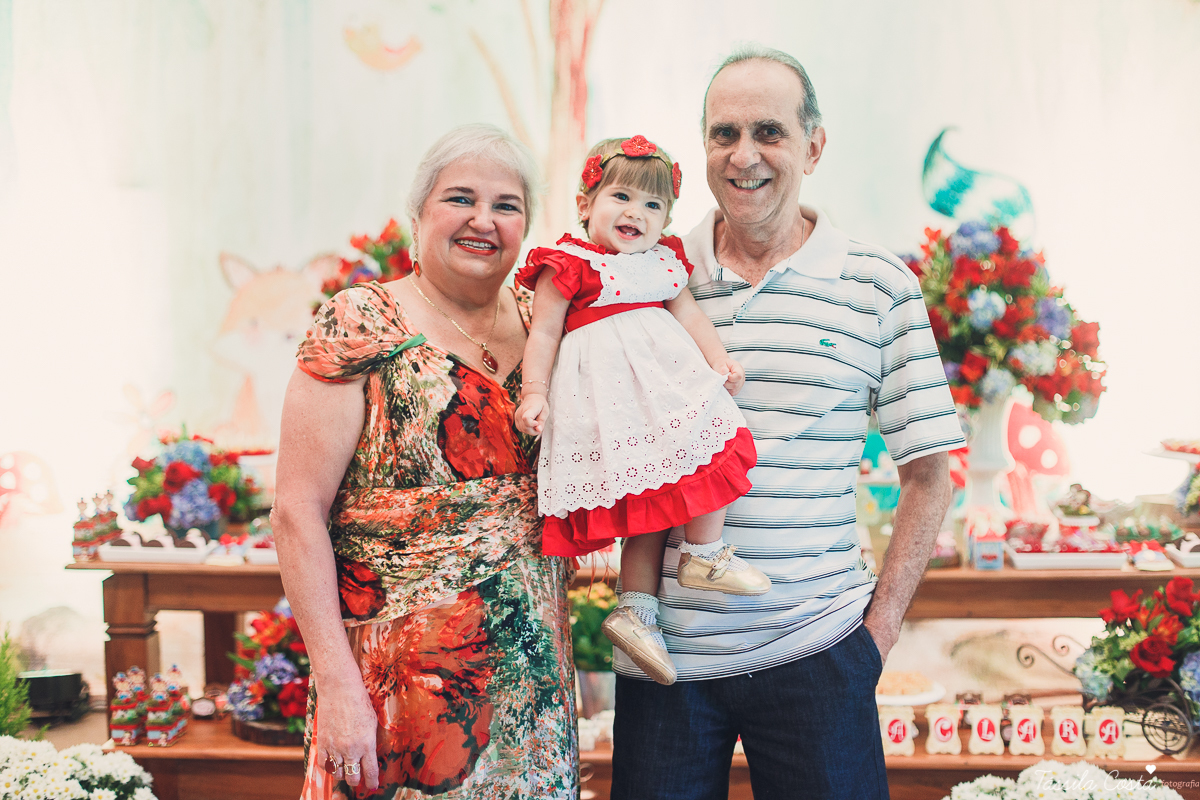 aniversário de menina, no tema chapeuzinho vermelho, festa de 1 ano no cerimonial Tironi Bambini, Vitória ES, Tássila Costa fotografia, fotógrafo de festa infantil em Vitória ES, fotos lindas de aniversário, álbum de aniversário infantil