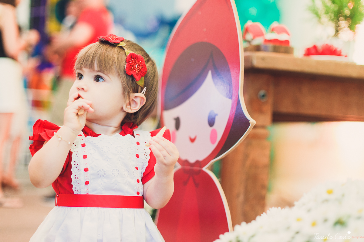 aniversário de menina, no tema chapeuzinho vermelho, festa de 1 ano no cerimonial Tironi Bambini, Vitória ES, Tássila Costa fotografia, fotógrafo de festa infantil em Vitória ES, fotos lindas de aniversário, álbum de aniversário infantil