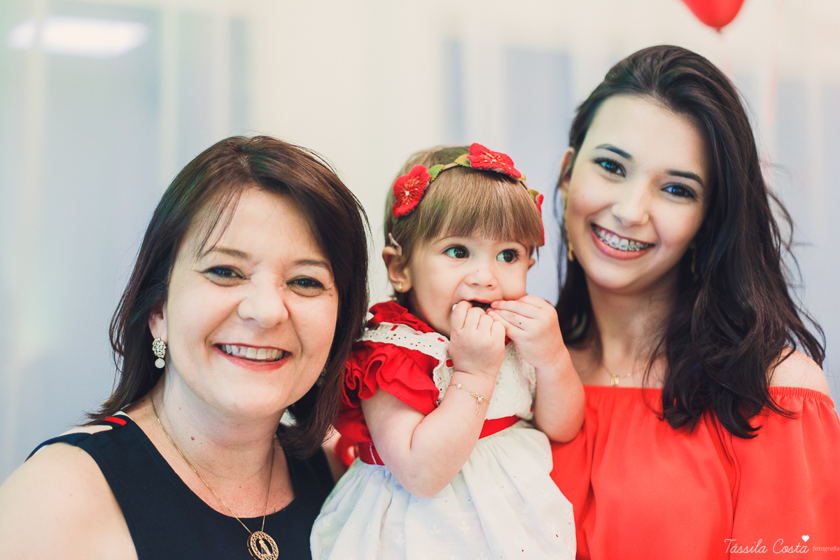 aniversário de menina, no tema chapeuzinho vermelho, festa de 1 ano no cerimonial Tironi Bambini, Vitória ES, Tássila Costa fotografia, fotógrafo de festa infantil em Vitória ES, fotos lindas de aniversário, álbum de aniversário infantil