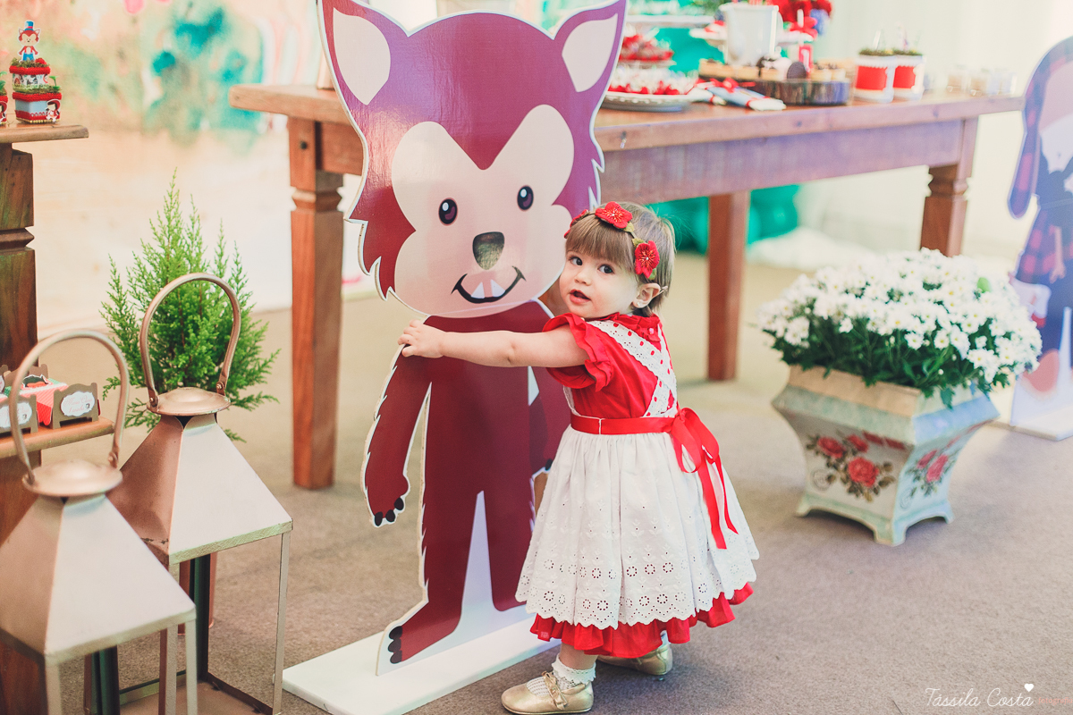 aniversário de menina, no tema chapeuzinho vermelho, festa de 1 ano no cerimonial Tironi Bambini, Vitória ES, Tássila Costa fotografia, fotógrafo de festa infantil em Vitória ES, fotos lindas de aniversário, álbum de aniversário infantil
