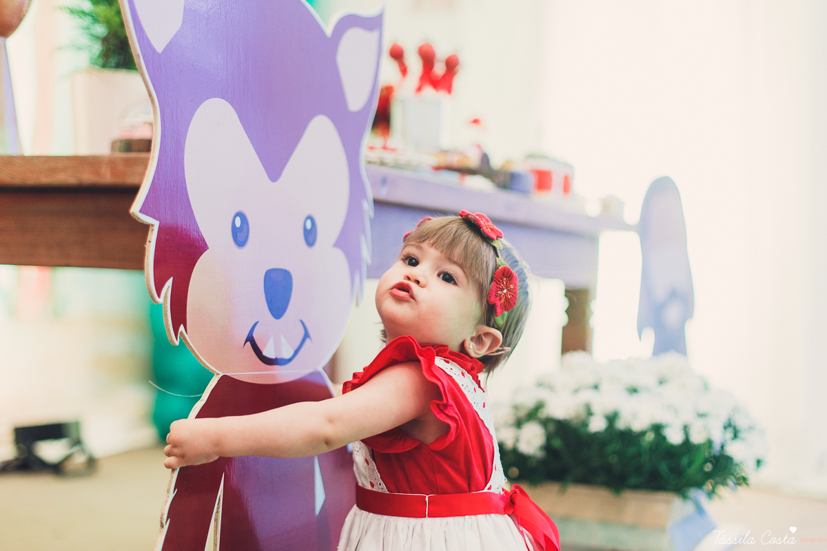 aniversário de menina, no tema chapeuzinho vermelho, festa de 1 ano no cerimonial Tironi Bambini, Vitória ES, Tássila Costa fotografia, fotógrafo de festa infantil em Vitória ES, fotos lindas de aniversário, álbum de aniversário infantil