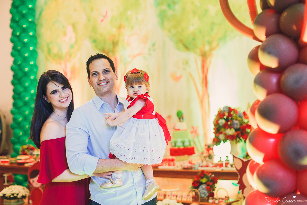 aniversário de menina, no tema chapeuzinho vermelho, festa de 1 ano no cerimonial Tironi Bambini, Vitória ES, Tássila Costa fotografia, fotógrafo de festa infantil em Vitória ES, fotos lindas de aniversário, álbum de aniversário infantil