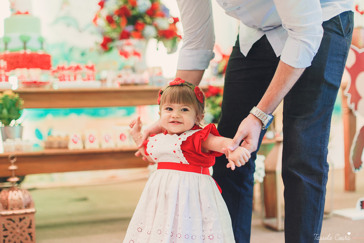 aniversário de menina, no tema chapeuzinho vermelho, festa de 1 ano no cerimonial Tironi Bambini, Vitória ES, Tássila Costa fotografia, fotógrafo de festa infantil em Vitória ES, fotos lindas de aniversário, álbum de aniversário infantil