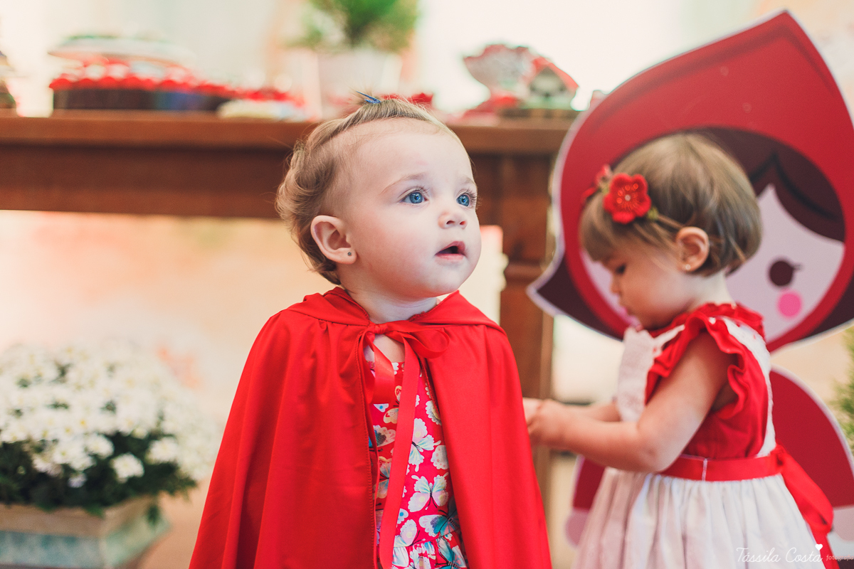 aniversário de menina, no tema chapeuzinho vermelho, festa de 1 ano no cerimonial Tironi Bambini, Vitória ES, Tássila Costa fotografia, fotógrafo de festa infantil em Vitória ES, fotos lindas de aniversário, álbum de aniversário infantil