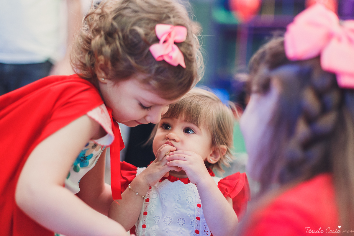 aniversário de menina, no tema chapeuzinho vermelho, festa de 1 ano no cerimonial Tironi Bambini, Vitória ES, Tássila Costa fotografia, fotógrafo de festa infantil em Vitória ES, fotos lindas de aniversário, álbum de aniversário infantil