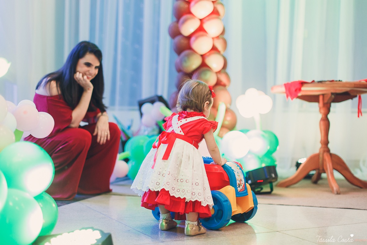 aniversário de menina, no tema chapeuzinho vermelho, festa de 1 ano no cerimonial Tironi Bambini, Vitória ES, Tássila Costa fotografia, fotógrafo de festa infantil em Vitória ES, fotos lindas de aniversário, álbum de aniversário infantil