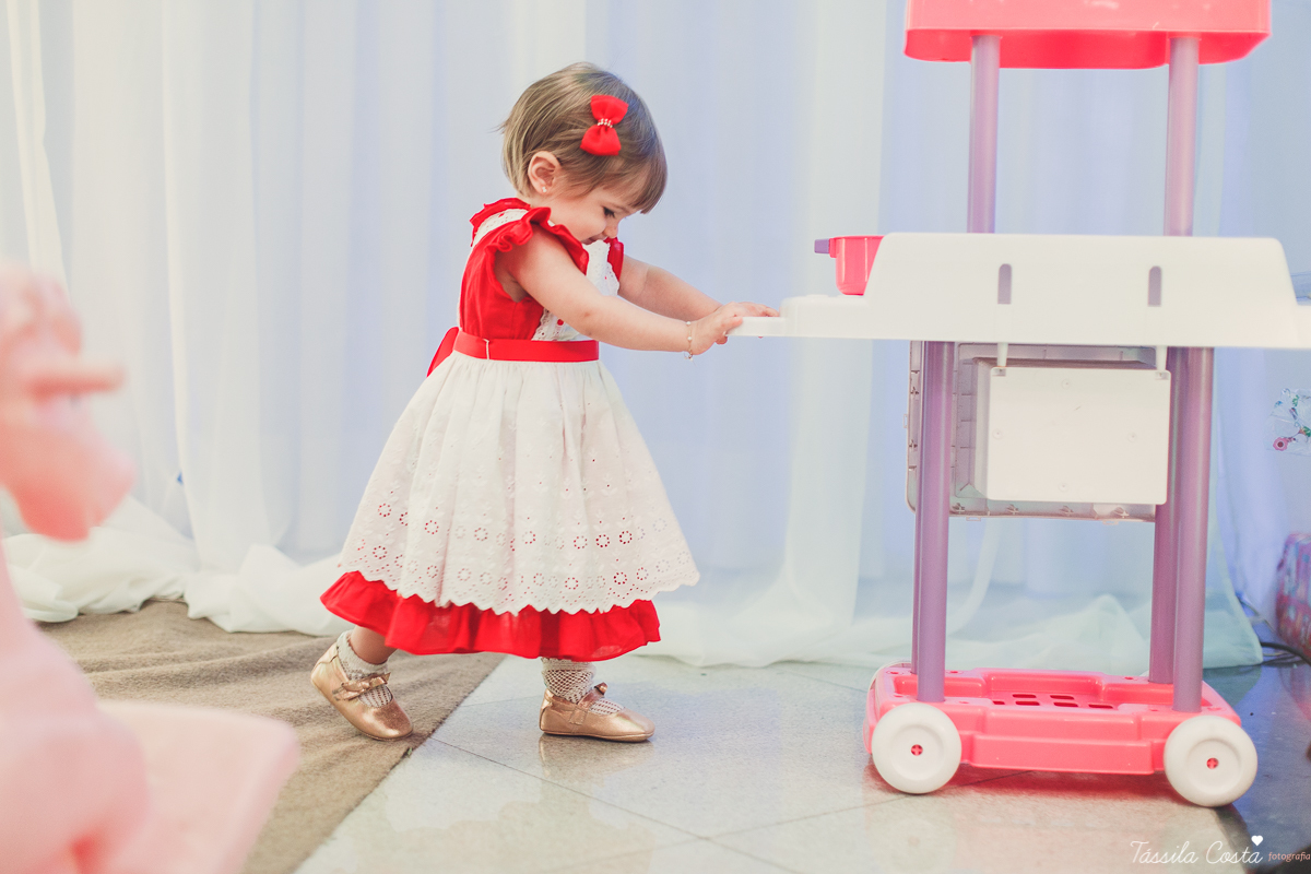 aniversário de menina, no tema chapeuzinho vermelho, festa de 1 ano no cerimonial Tironi Bambini, Vitória ES, Tássila Costa fotografia, fotógrafo de festa infantil em Vitória ES, fotos lindas de aniversário, álbum de aniversário infantil