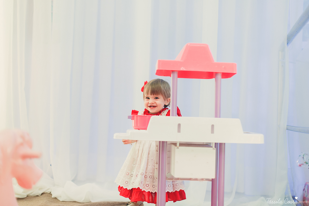 aniversário de menina, no tema chapeuzinho vermelho, festa de 1 ano no cerimonial Tironi Bambini, Vitória ES, Tássila Costa fotografia, fotógrafo de festa infantil em Vitória ES, fotos lindas de aniversário, álbum de aniversário infantil
