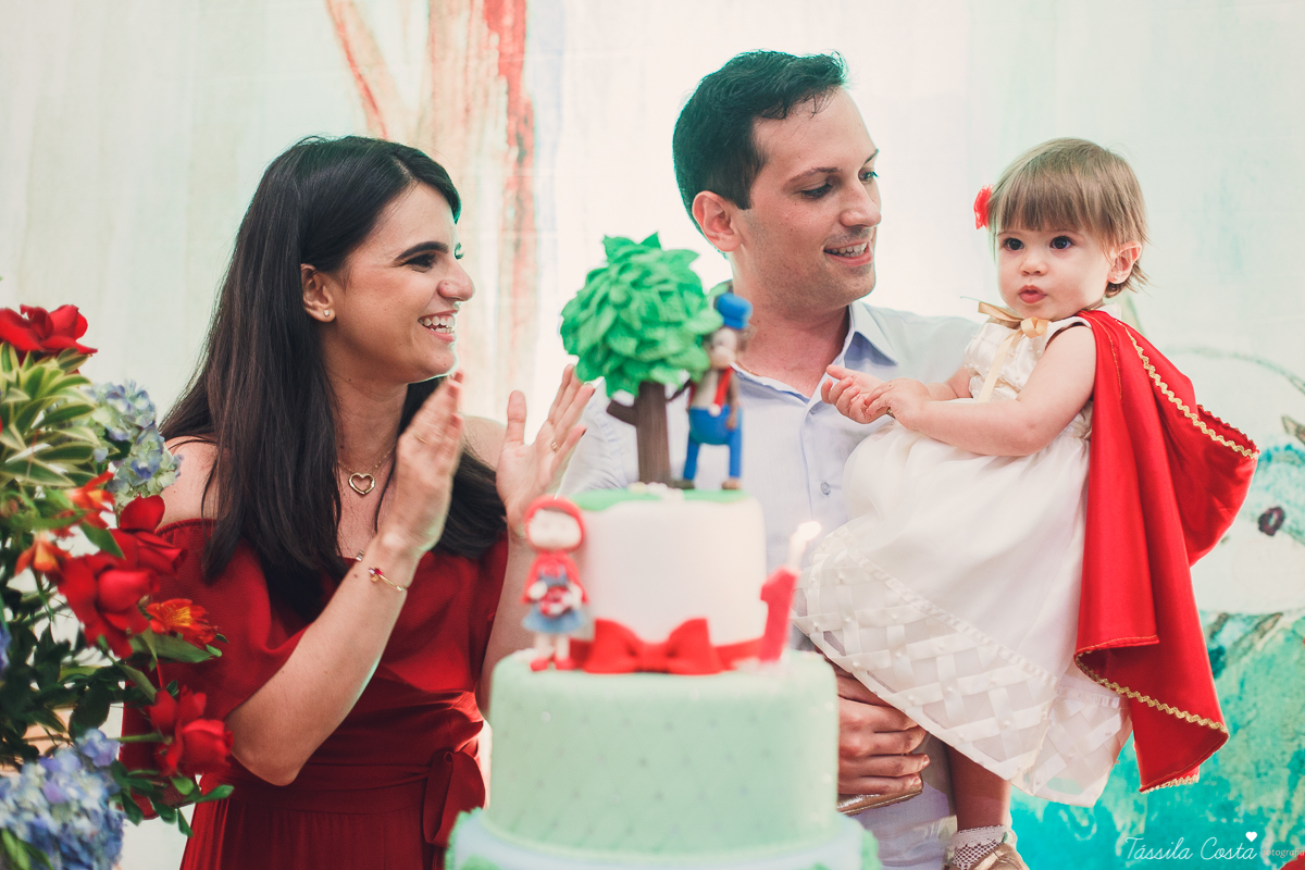 aniversário de menina, no tema chapeuzinho vermelho, festa de 1 ano no cerimonial Tironi Bambini, Vitória ES, Tássila Costa fotografia, fotógrafo de festa infantil em Vitória ES, fotos lindas de aniversário, álbum de aniversário infantil