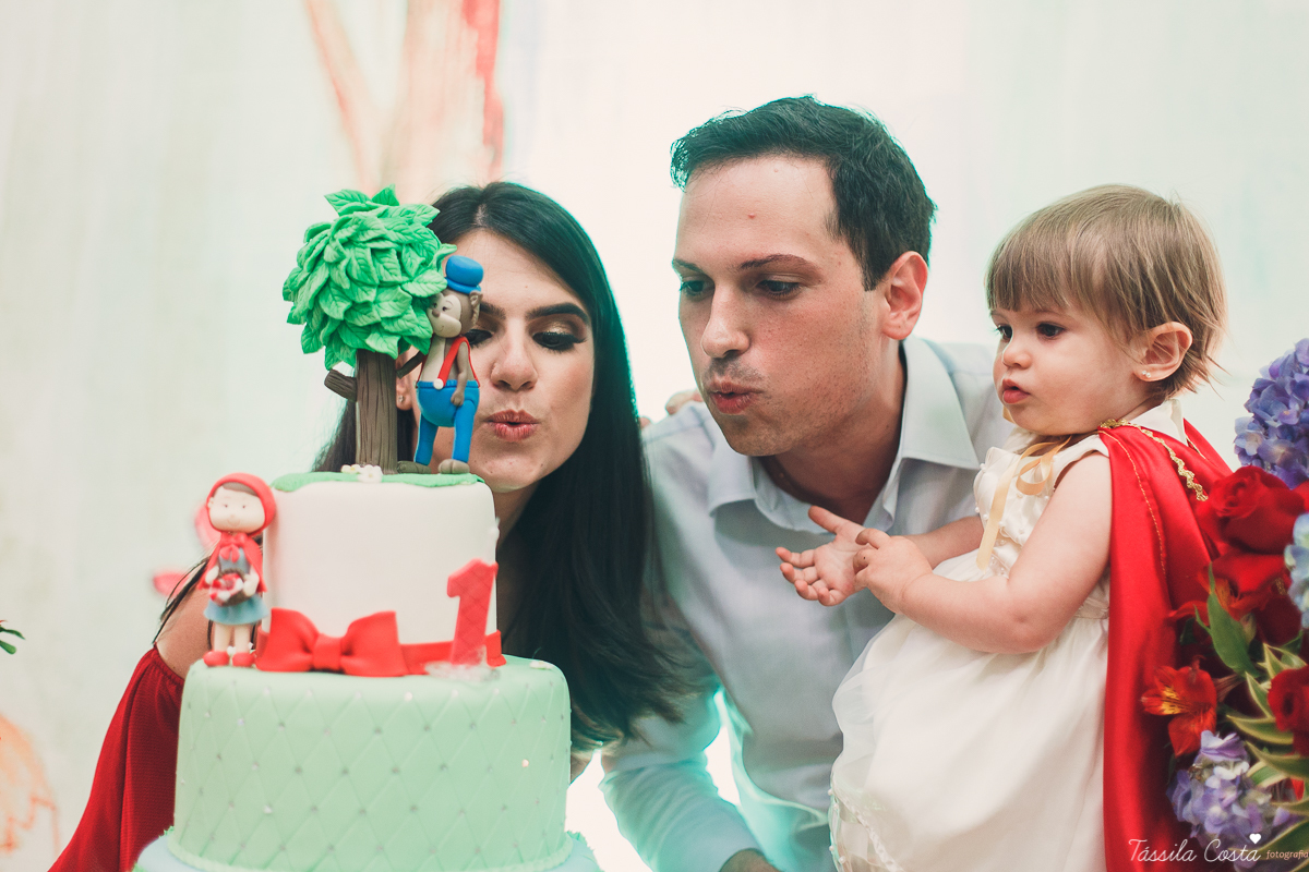 aniversário de menina, no tema chapeuzinho vermelho, festa de 1 ano no cerimonial Tironi Bambini, Vitória ES, Tássila Costa fotografia, fotógrafo de festa infantil em Vitória ES, fotos lindas de aniversário, álbum de aniversário infantil