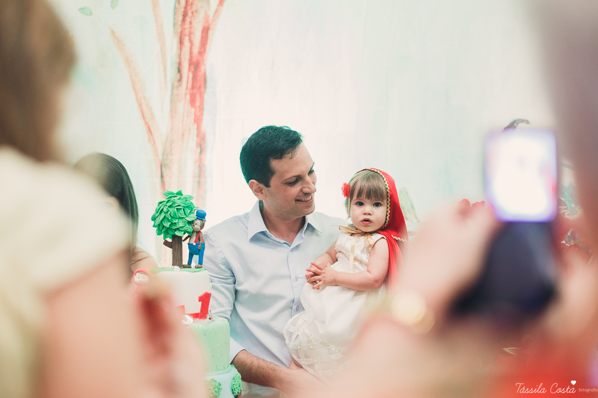 aniversário de menina, no tema chapeuzinho vermelho, festa de 1 ano no cerimonial Tironi Bambini, Vitória ES, Tássila Costa fotografia, fotógrafo de festa infantil em Vitória ES, fotos lindas de aniversário, álbum de aniversário infantil