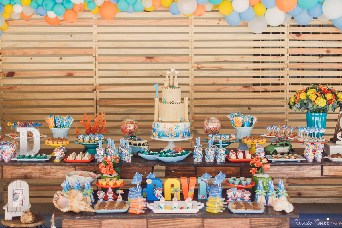 Festa no quintal de casa, em Jardim Camburi, Vitória ES, Festa no terma praia, maquete linda no tema praia, decoração diferente no tema praia, festa de menino, churrasco para aniversário infantil, fotografia de festa infantil em vitória es, tássila foto