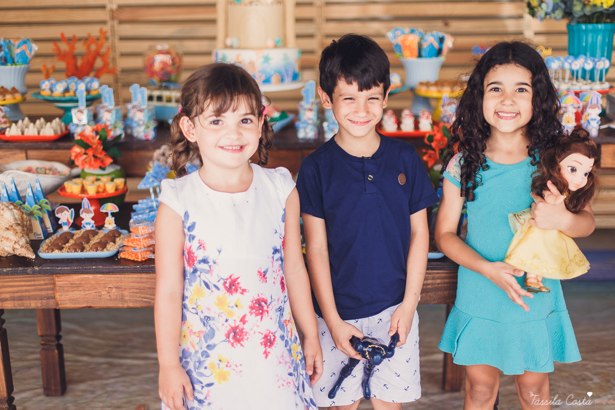 Festa no quintal de casa, em Jardim Camburi, Vitória ES, Festa no terma praia, maquete linda no tema praia, decoração diferente no tema praia, festa de menino, churrasco para aniversário infantil, fotografia de festa infantil em vitória es, tássila foto