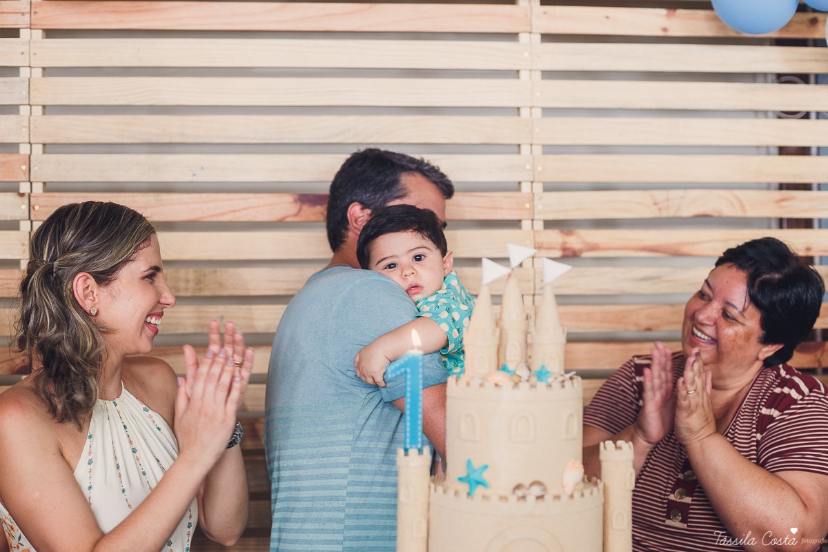 Festa no quintal de casa, em Jardim Camburi, Vitória ES, Festa no terma praia, maquete linda no tema praia, decoração diferente no tema praia, festa de menino, churrasco para aniversário infantil, fotografia de festa infantil em vitória es, tássila foto