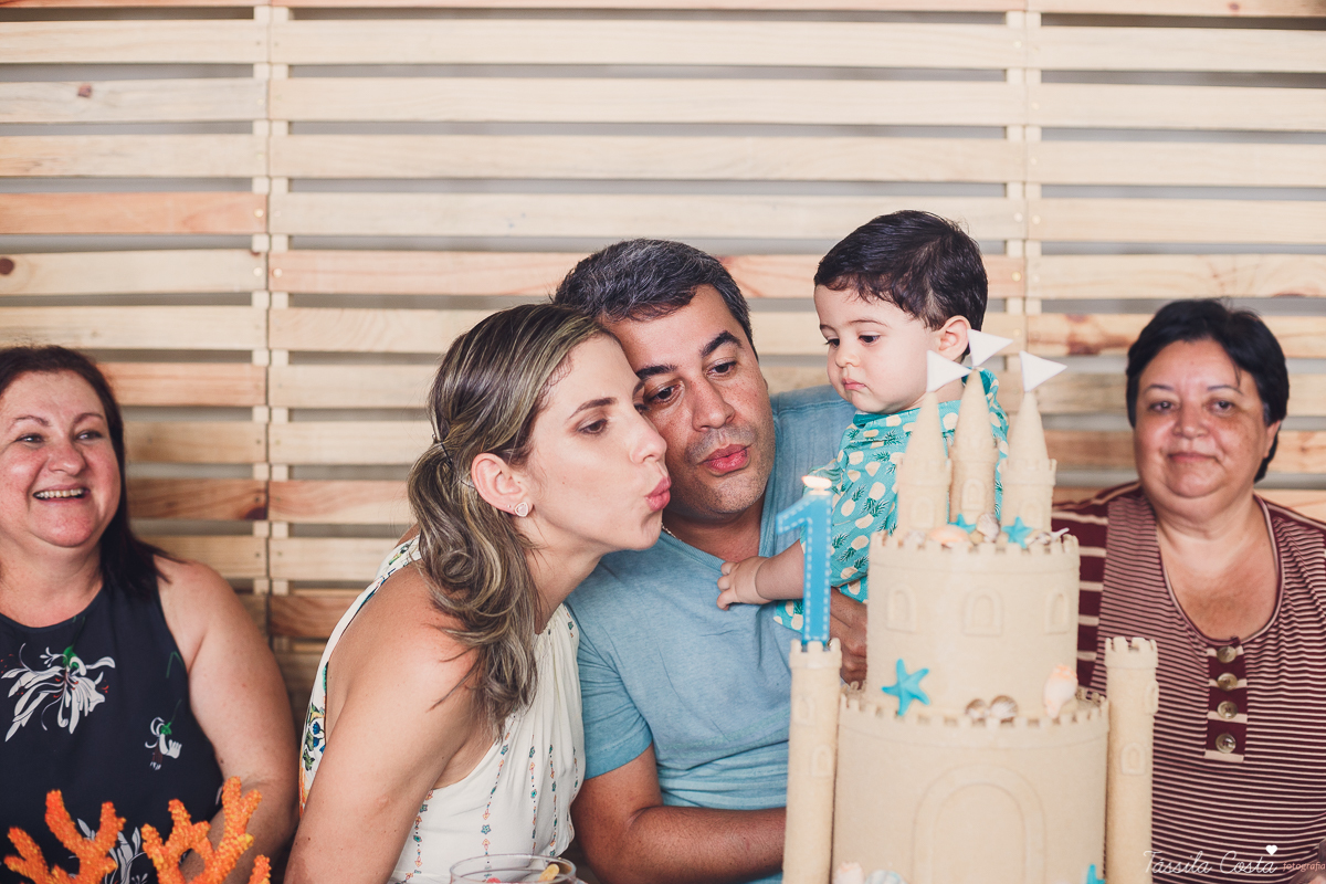 Festa no quintal de casa, em Jardim Camburi, Vitória ES, Festa no terma praia, maquete linda no tema praia, decoração diferente no tema praia, festa de menino, churrasco para aniversário infantil, fotografia de festa infantil em vitória es, tássila foto