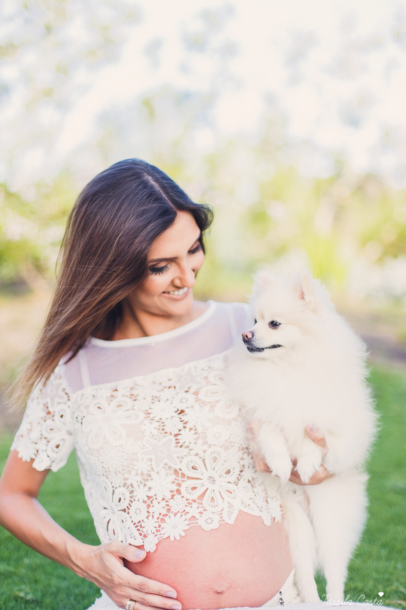 fotos externas de gestante, o que usar no look do ensaio gestante, fotos de gestante com cachorro, fotos feitas na Ilha do Frade, lugar lindo para fazer fotos em Vitória ES, tássila costa fotografia, praia linda em Vitória para fazer ensaio gestante, 