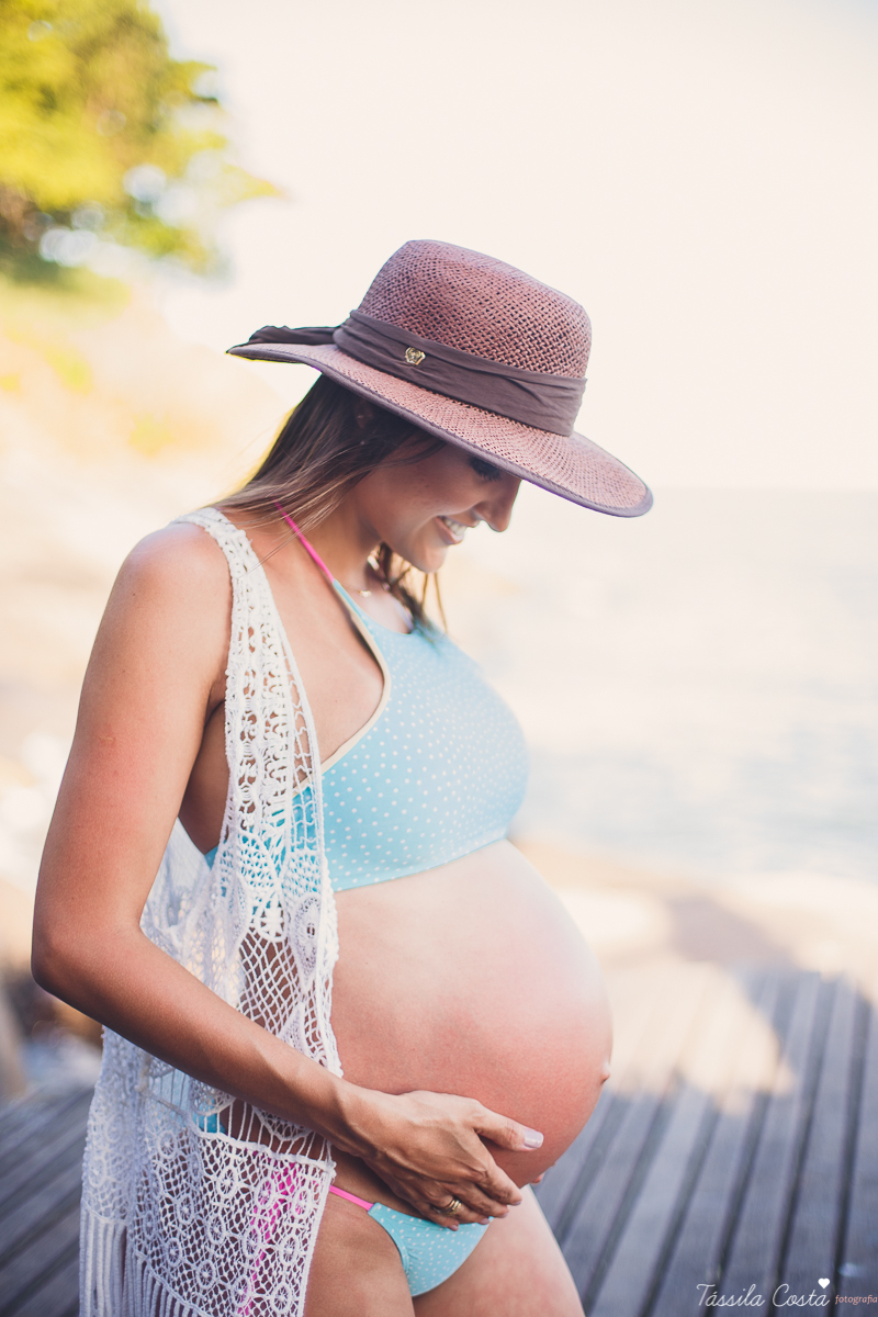 fotos externas de gestante, o que usar no look do ensaio gestante, fotos de gestante com cachorro, fotos feitas na Ilha do Frade, lugar lindo para fazer fotos em Vitória ES, tássila costa fotografia, praia linda em Vitória para fazer ensaio gestante, 