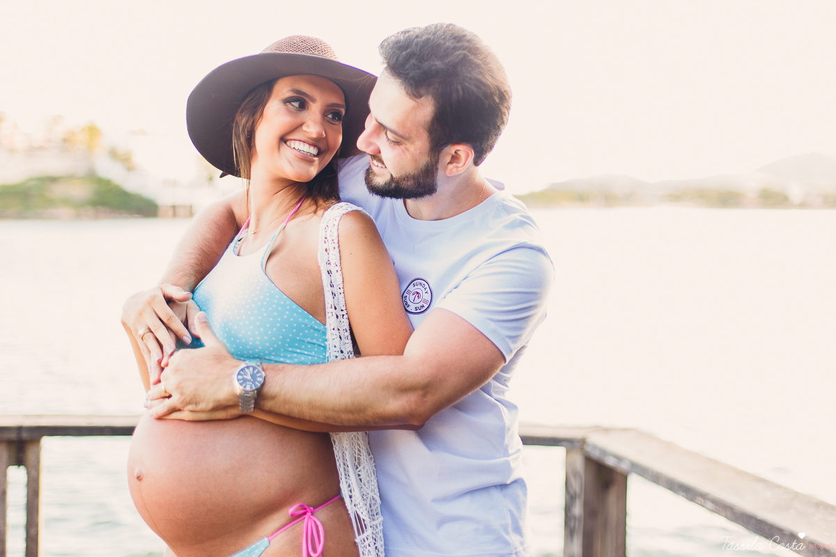 fotos externas de gestante, o que usar no look do ensaio gestante, fotos de gestante com cachorro, fotos feitas na Ilha do Frade, lugar lindo para fazer fotos em Vitória ES, tássila costa fotografia, praia linda em Vitória para fazer ensaio gestante, 