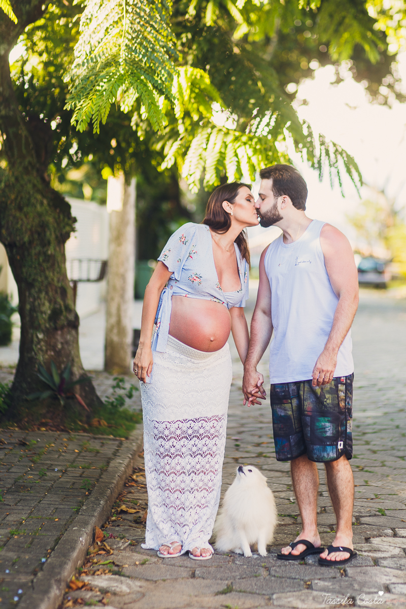 fotos externas de gestante, o que usar no look do ensaio gestante, fotos de gestante com cachorro, fotos feitas na Ilha do Frade, lugar lindo para fazer fotos em Vitória ES, tássila costa fotografia, praia linda em Vitória para fazer ensaio gestante, 