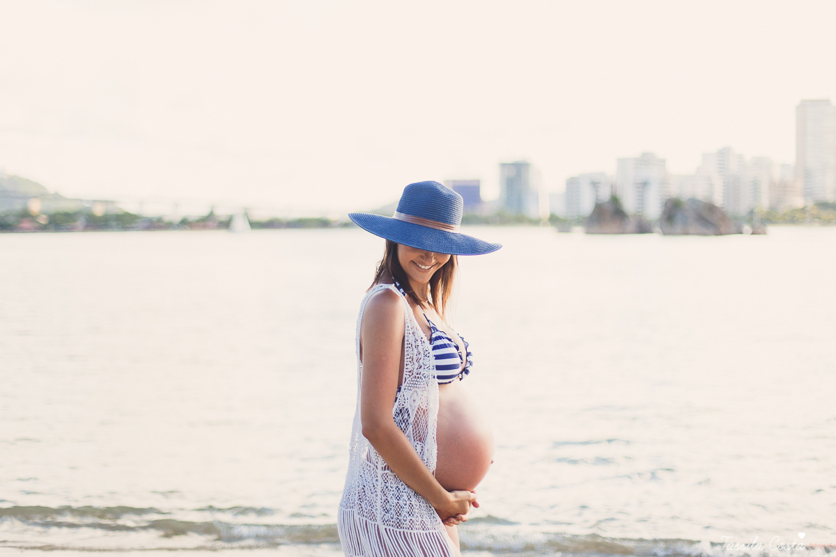 fotos externas de gestante, o que usar no look do ensaio gestante, fotos de gestante com cachorro, fotos feitas na Ilha do Frade, lugar lindo para fazer fotos em Vitória ES, tássila costa fotografia, praia linda em Vitória para fazer ensaio gestante, 