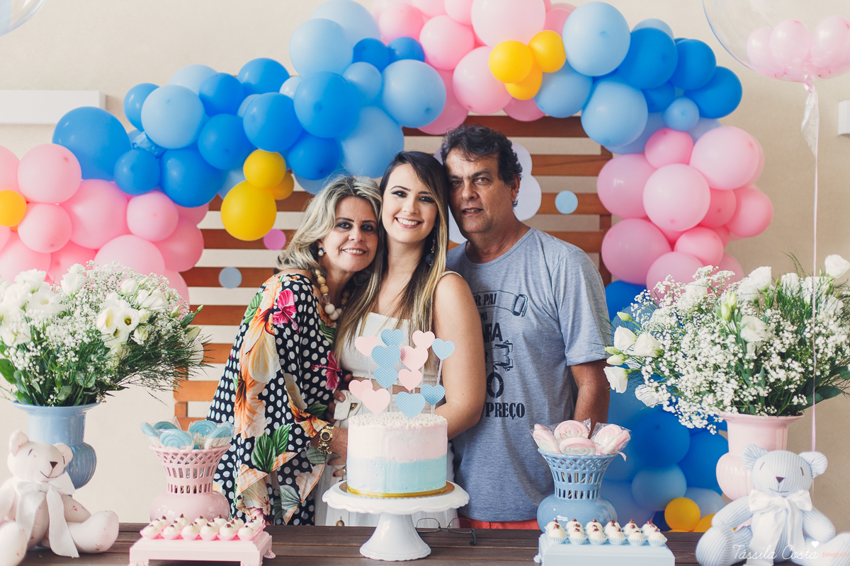 o que fazer para revelar o sexo do bebê, dicas para saber o sexo do bebê, médicos grávidos, fotos lindas de chá revelação, momento muito especial no chá revelação, mundo rosa, mãe de menina, descobrindo o sexo do bebê com a família, tássila costa es