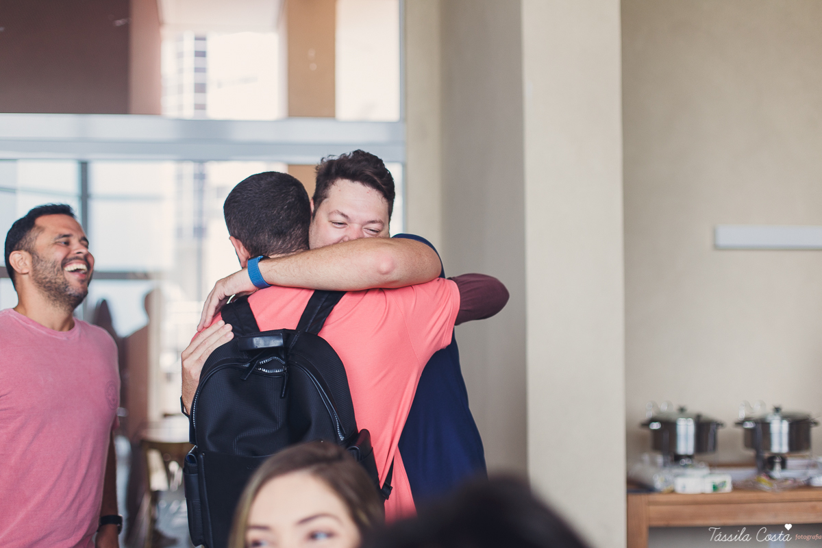 o que fazer para revelar o sexo do bebê, dicas para saber o sexo do bebê, médicos grávidos, fotos lindas de chá revelação, momento muito especial no chá revelação, mundo rosa, mãe de menina, descobrindo o sexo do bebê com a família, tássila costa es