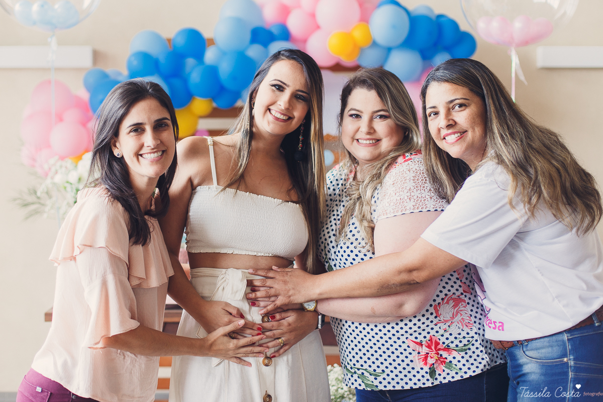 o que fazer para revelar o sexo do bebê, dicas para saber o sexo do bebê, médicos grávidos, fotos lindas de chá revelação, momento muito especial no chá revelação, mundo rosa, mãe de menina, descobrindo o sexo do bebê com a família, tássila costa es