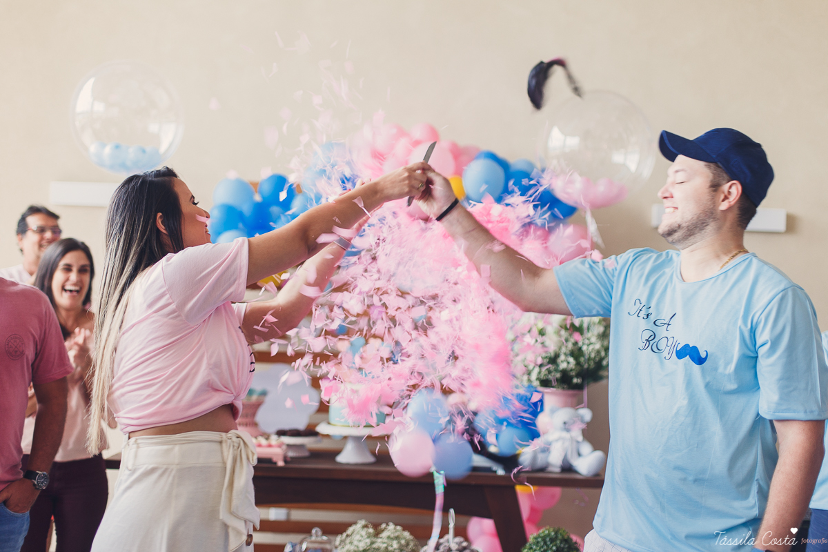 o que fazer para revelar o sexo do bebê, dicas para saber o sexo do bebê, médicos grávidos, fotos lindas de chá revelação, momento muito especial no chá revelação, mundo rosa, mãe de menina, descobrindo o sexo do bebê com a família, tássila costa es
