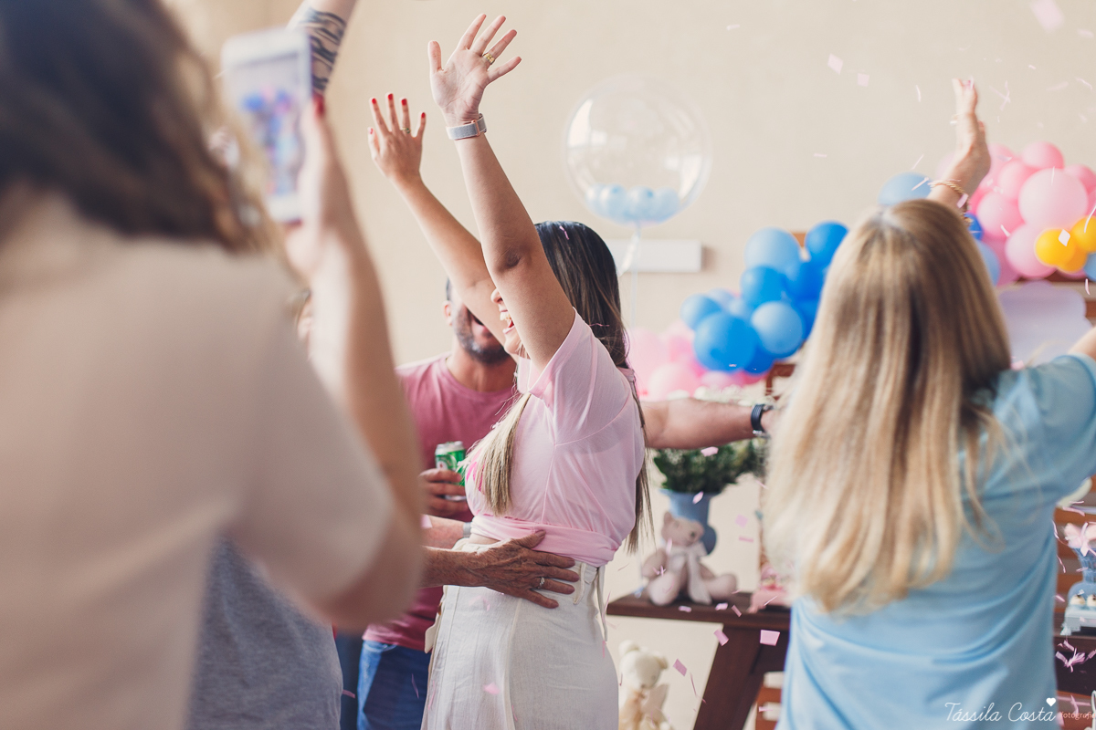 o que fazer para revelar o sexo do bebê, dicas para saber o sexo do bebê, médicos grávidos, fotos lindas de chá revelação, momento muito especial no chá revelação, mundo rosa, mãe de menina, descobrindo o sexo do bebê com a família, tássila costa es