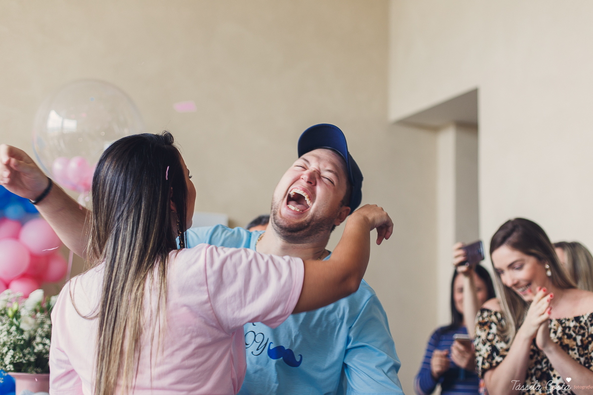 o que fazer para revelar o sexo do bebê, dicas para saber o sexo do bebê, médicos grávidos, fotos lindas de chá revelação, momento muito especial no chá revelação, mundo rosa, mãe de menina, descobrindo o sexo do bebê com a família, tássila costa es