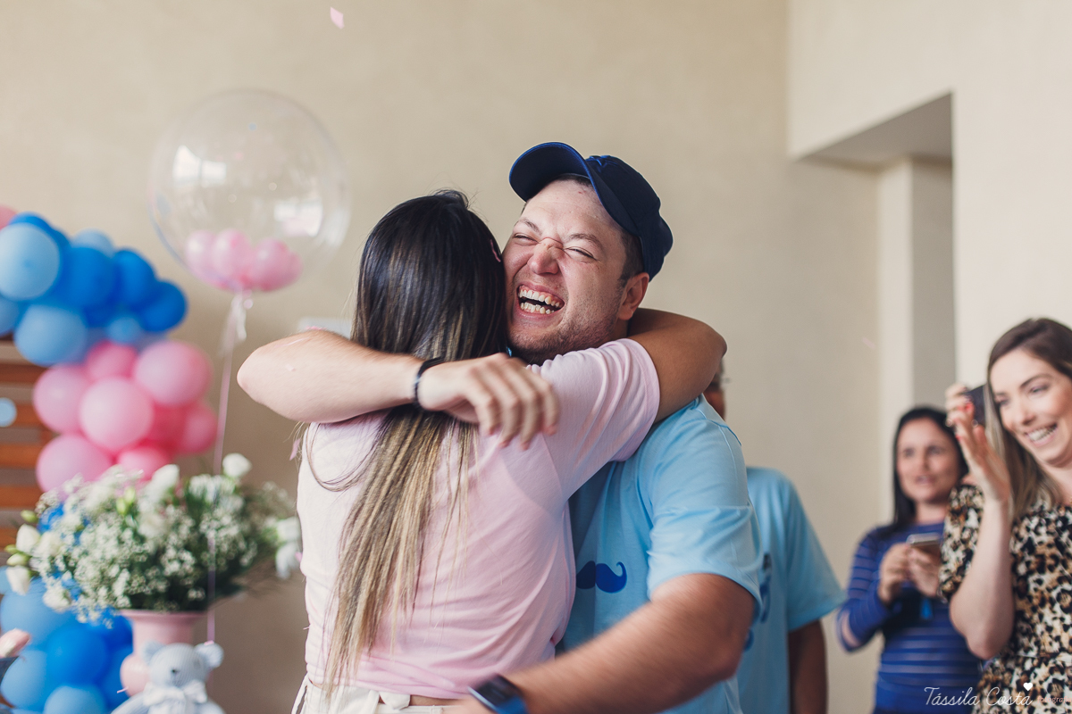 o que fazer para revelar o sexo do bebê, dicas para saber o sexo do bebê, médicos grávidos, fotos lindas de chá revelação, momento muito especial no chá revelação, mundo rosa, mãe de menina, descobrindo o sexo do bebê com a família, tássila costa es