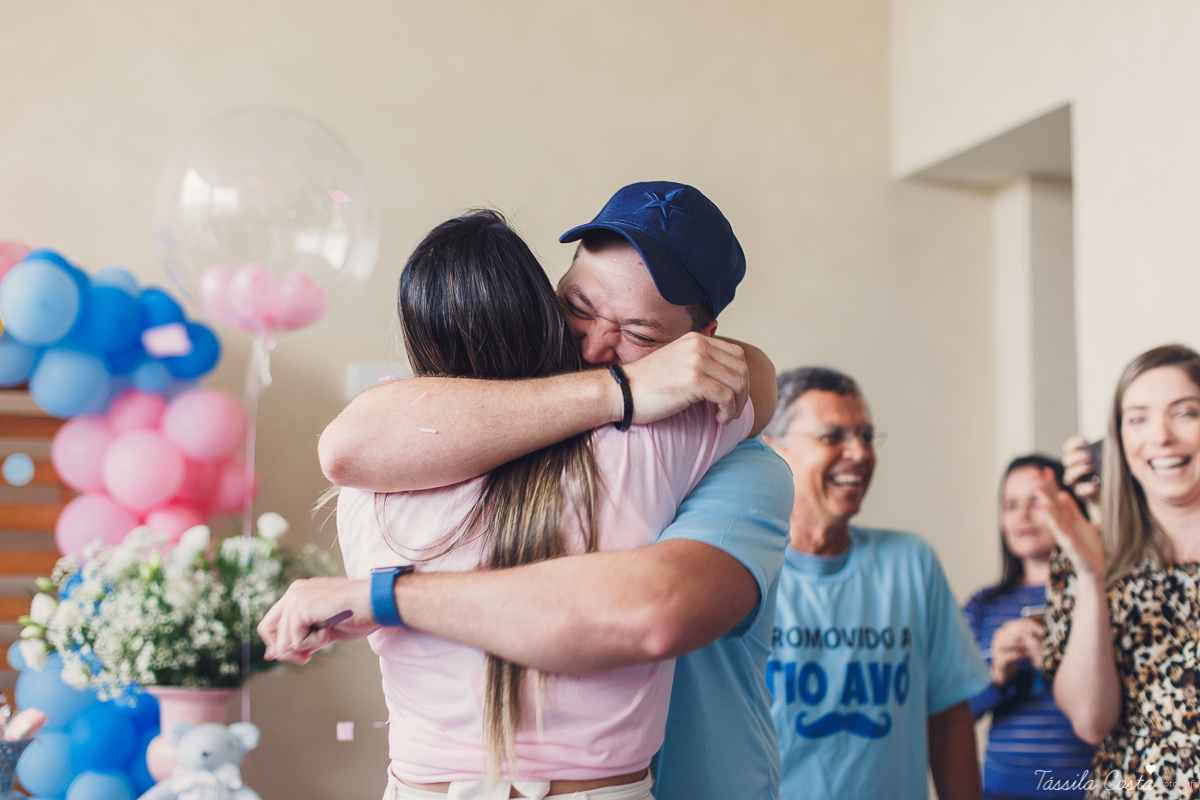o que fazer para revelar o sexo do bebê, dicas para saber o sexo do bebê, médicos grávidos, fotos lindas de chá revelação, momento muito especial no chá revelação, mundo rosa, mãe de menina, descobrindo o sexo do bebê com a família, tássila costa es