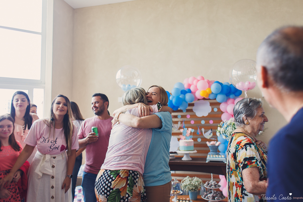 o que fazer para revelar o sexo do bebê, dicas para saber o sexo do bebê, médicos grávidos, fotos lindas de chá revelação, momento muito especial no chá revelação, mundo rosa, mãe de menina, descobrindo o sexo do bebê com a família, tássila costa es