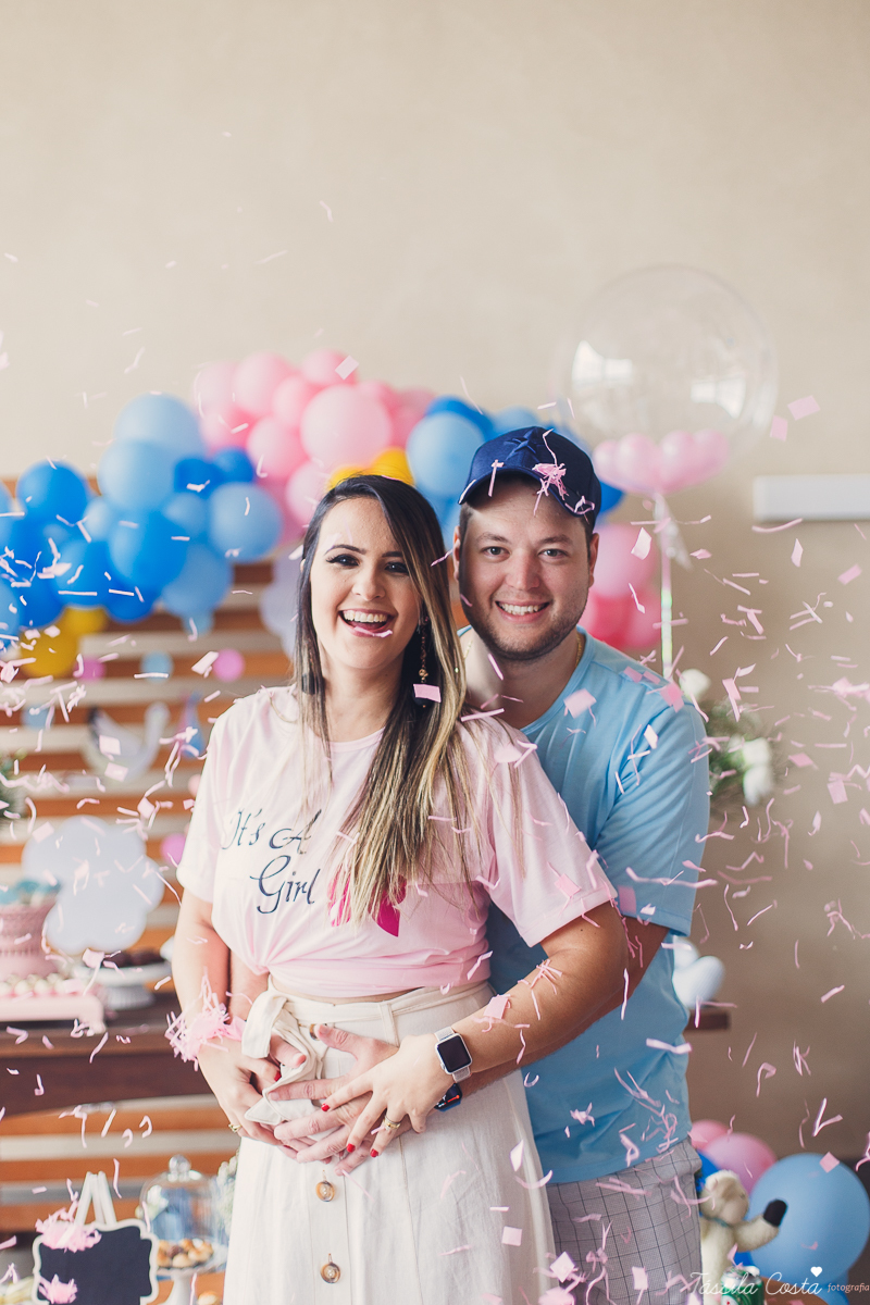 o que fazer para revelar o sexo do bebê, dicas para saber o sexo do bebê, médicos grávidos, fotos lindas de chá revelação, momento muito especial no chá revelação, mundo rosa, mãe de menina, descobrindo o sexo do bebê com a família, tássila costa es