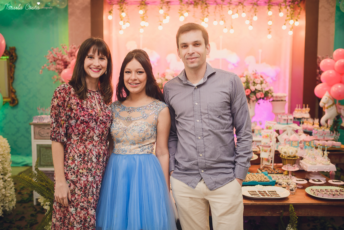 festa dos sonhos da Yasmin, aniversário de 15 anos, festa de princesa, tema carrossel, debutante Yasmin, festa em vitória es, no cerimonial o mais legal, decoração linda de 15 anos, festa maravilhosa, festa rosa e azul, 15 anos