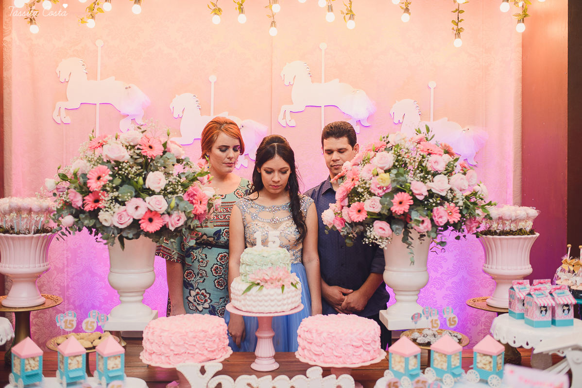 festa dos sonhos da Yasmin, aniversário de 15 anos, festa de princesa, tema carrossel, debutante Yasmin, festa em vitória es, no cerimonial o mais legal, decoração linda de 15 anos, festa maravilhosa, festa rosa e azul, 15 anos
